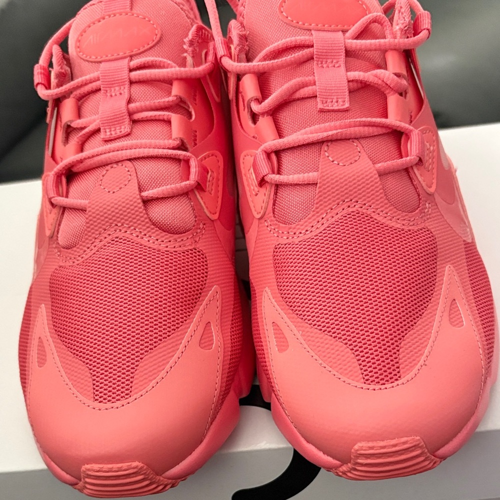 Nike Women's Coral Sneakers Max 270 - Picture 6 of 11